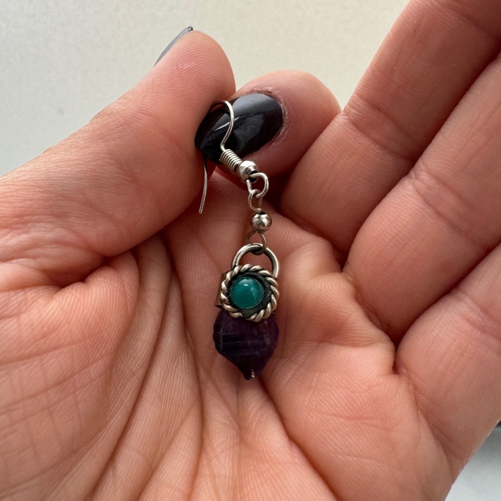 Dangle earrings. - Picture 3 of 3